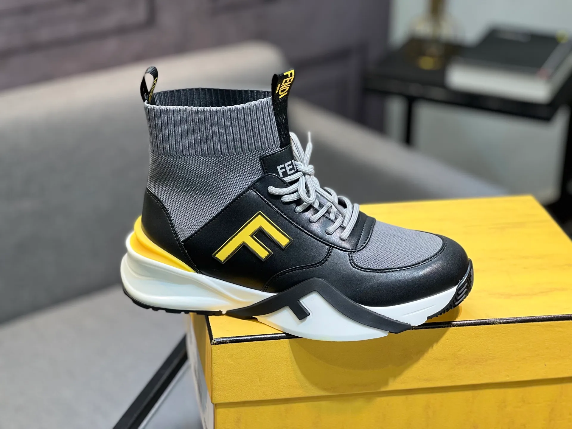 Men's shoes 💰580 FENDI men's fashion casual shoes 👟Hot sale🔥Official website 1:1 replica ⬆️Original quality - Original leather - Original breathable mesh lining Original outsole 1:1 replica, code number 38-44 (45-46 customized)